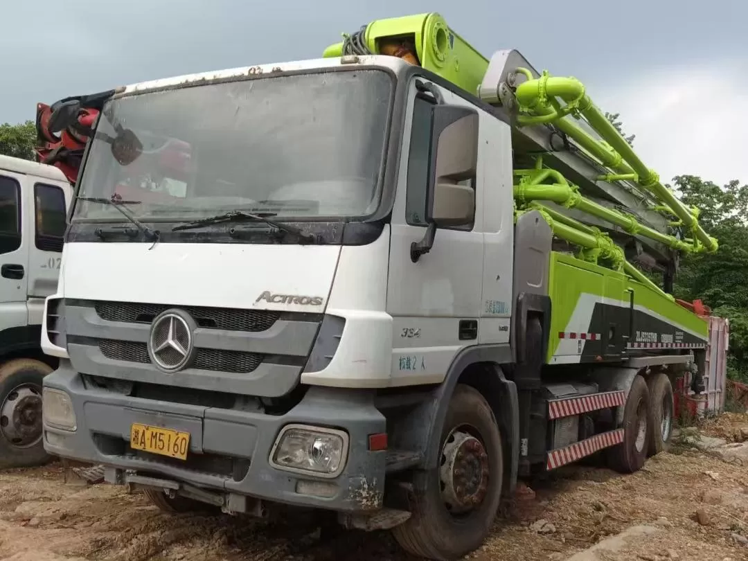 2013 zoomlion boom pump 47m truck-mounted concrete pump car на шасі benz