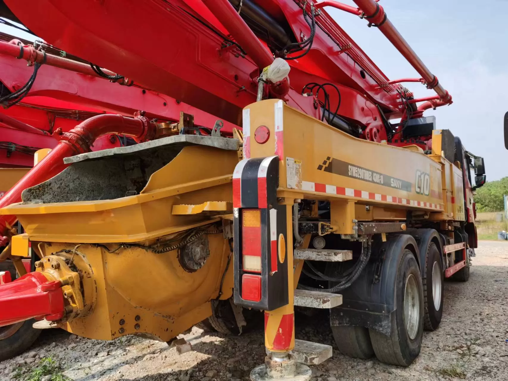 2020 sany truck-mounted concrete pump car 43m boom pump на шасі sany