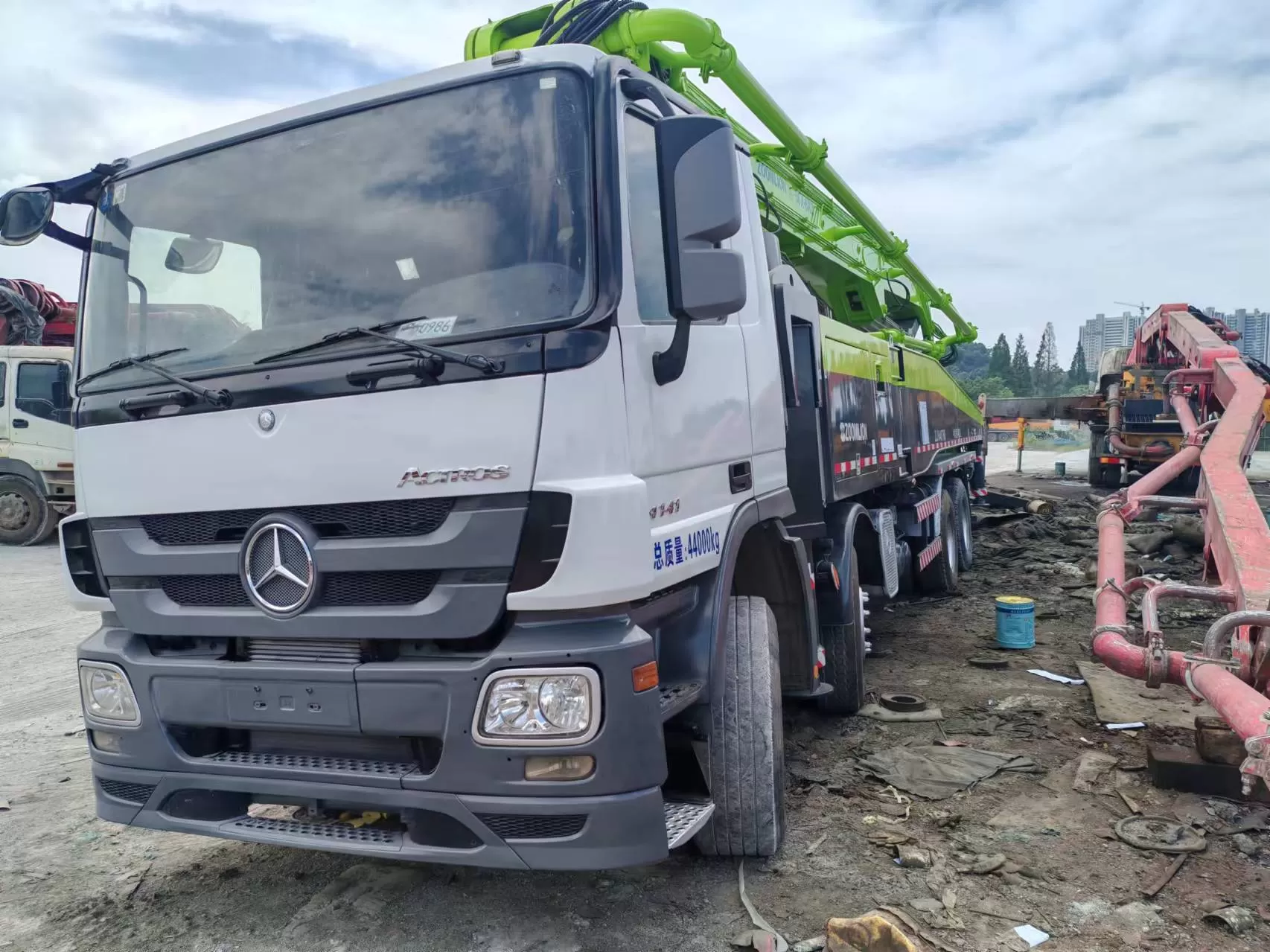 2012 zoomlion 56m boom pump truck-mounted concrete pump car на шасі benz